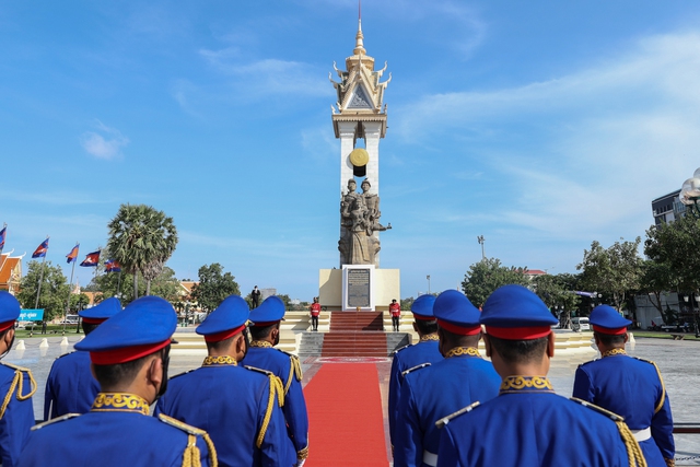 Đài Hữu nghị Việt Nam – Campuchia được xây dựng để tưởng niệm các chiến sĩ quân tình nguyện Việt Nam đã hy sinh trên đất nước Campuchia, góp phần giúp nhân dân Campuchia thoát khỏi chế độ diệt chủng Pol Pot.