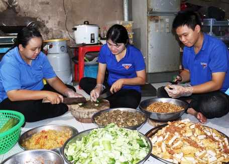 Bạn trẻ góp sức chuẩn bị cơm chay phục vụ cho những người lao động nghèo.