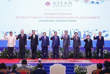 Thủ tướng Phạm Minh Chính và trưởng đoàn các nước ASEAN chụp ảnh chung tại Lễ khai mạc. (Ảnh: TTXVN)