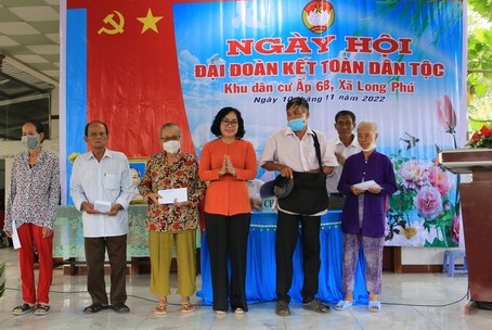 Bà Nguyễn Thị Minh Hạnh- Ủy viên Thường vụ Tỉnh ủy, Trưởng Ban Dân vận Tỉnh ủy tặng quà cho hộ gia đình nghèo.