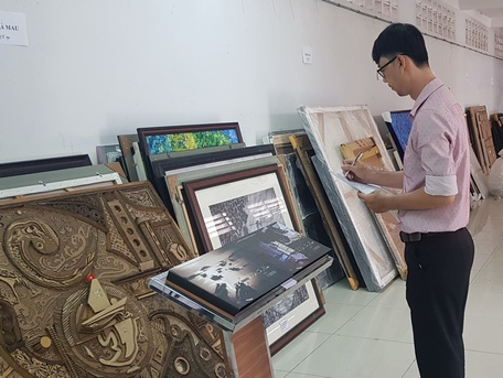 Cán bộ Hội Văn học nghệ thuật tỉnh tiếp nhận tác phẩm của các tỉnh được chọn tham gia triển lãm.