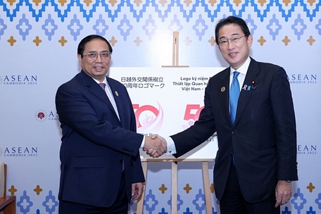  Hai Thủ tướng bắt tay trước Logo kỷ niệm 50 năm thiết lập quan hệ ngoại giao Việt Nam - Nhật Bản. Ảnh: VGP