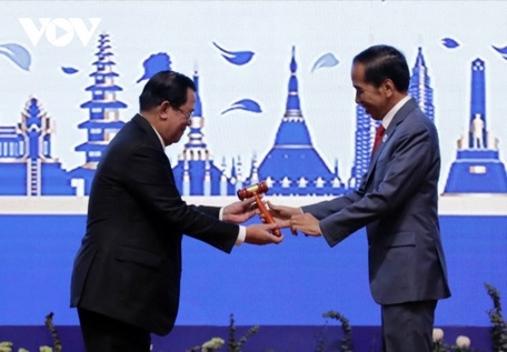  Thủ tướng Campuchia Hun Sen trao chiếc búa Chủ tịch ASEAN cho Tổng thống Indonesia Joko Widodo, chính thức chuyển giao vai trò Chủ tịch luân phiên ASEAN 2023 cho Indonesia.