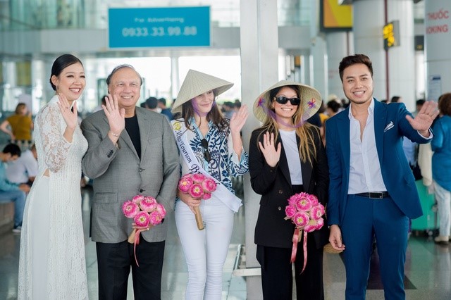 Ông John Singh, người sáng lập và chủ sở hữu của thương hiệu Miss Tourism cùng thí sinh các nước đến Việt Nam tham dự Vòng Chung kết Hoa hậu Du lịch thế giới 2022 - Ảnh: VGP