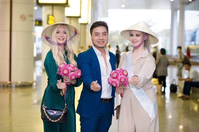 Hoa hậu Du lịch các nước được chào đón nồng hậu tại Việt Nam với hoa sen và nón lá. Ảnh: VGP