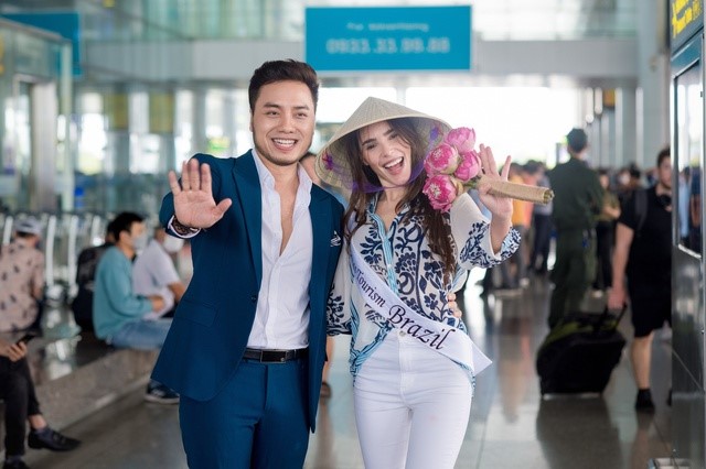 Hoa hậu Du lịch Brazil vui mừng khi đặt chân đến Việt Nam. Ảnh: VGP