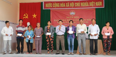 Ông Hồ Văn Huân - Ủy viên Thường vụ Tỉnh ủy, Chủ tịch Ủy ban MTTQ Việt Nam tỉnh tặng quà cho các hộ nghèo, cận nghèo.