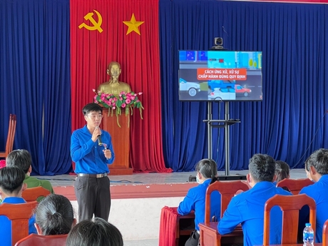Trung úy Dương Khắc Thiện tuyên truyền diễn đàn thanh niên với văn hóa giao thông cho đoàn viên, thanh niên.