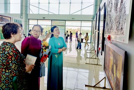 Lãnh đạo tỉnh Vĩnh Long và Hội Mỹ thuật Việt Nam xem triển lãm tranh.