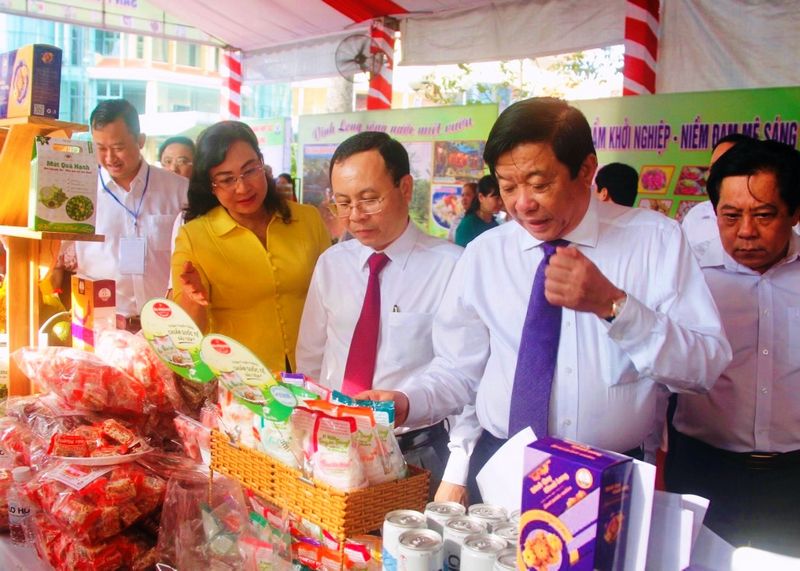 Ông Bùi Văn Nghiêm- Bí thư Tỉnh ủy; ông Nguyễn Văn Hiếu - Phó Bí thư Thành ủy TP Hồ Chí Minh tham qua gian trưng bày các sản phẩm.