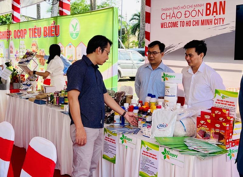 Các gian hàng trưng bày, giới thiệu các sản phẩm đặc sản, sản phẩm xuất khẩu và có tiềm năng xuất khẩu, nông sản, thủy sản, dịch vụ; điểm đến, sản phẩm và các dịch vụ du lịch của TP Hồ Chí Minh.