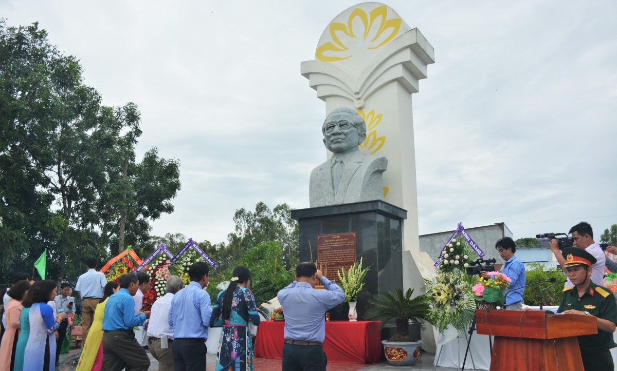 Người dân và chính quyền huyện Tri Tôn, tỉnh An Giang thường làm giỗ để tưởng nhớ, tri ân công lao của Thủ tướng Võ Văn Kiệt