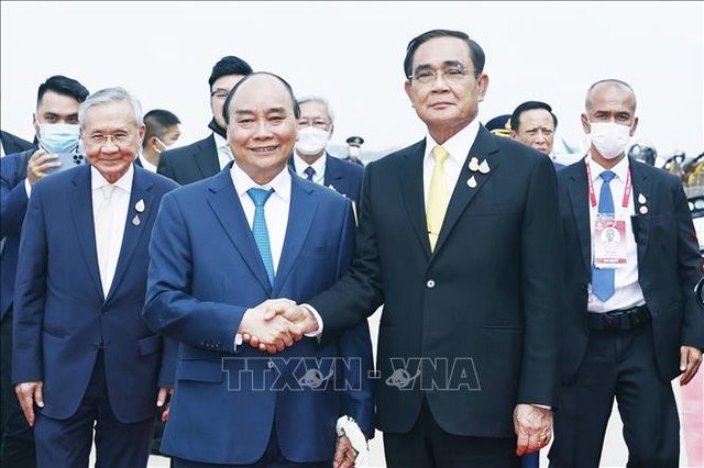 Thủ tướng Thái Lan Prayut Chan-o-cha đón Chủ tịch nước Nguyễn Xuân Phúc tại Sân bay Không quân Hoàng gia Thái Lan - Ảnh: TTXVN