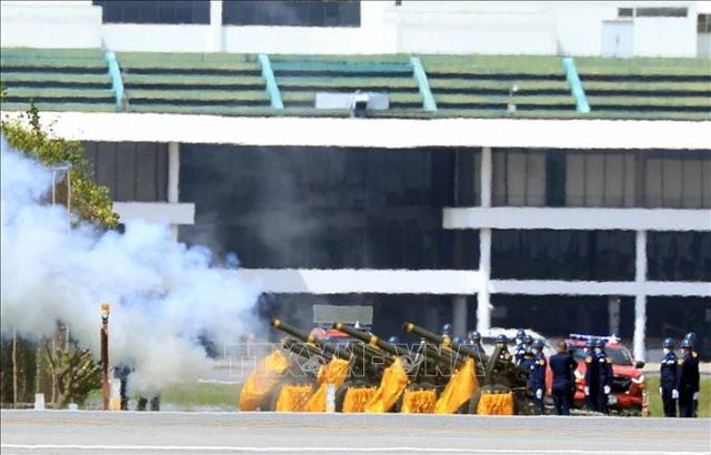 Chính phủ Thái Lan tổ chức nghi thức bắn đại bác chào đón Chủ tịch nước Nguyễn Xuân Phúc và Phu nhân sang thăm chính thức Vương quốc Thái Lan tại Sân bay Không quân Hoàng gia - Ảnh: TTXVN