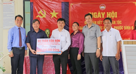 Đồng chí Trần Văn Rón - Ủy viên Trung ương Đảng, Phó Chủ nhiệm Thường trực Ủy ban Kiểm tra Trung ương trao 100 triệu đồng tặng hộ nghèo, cận nghèo, gia đình chính sách.