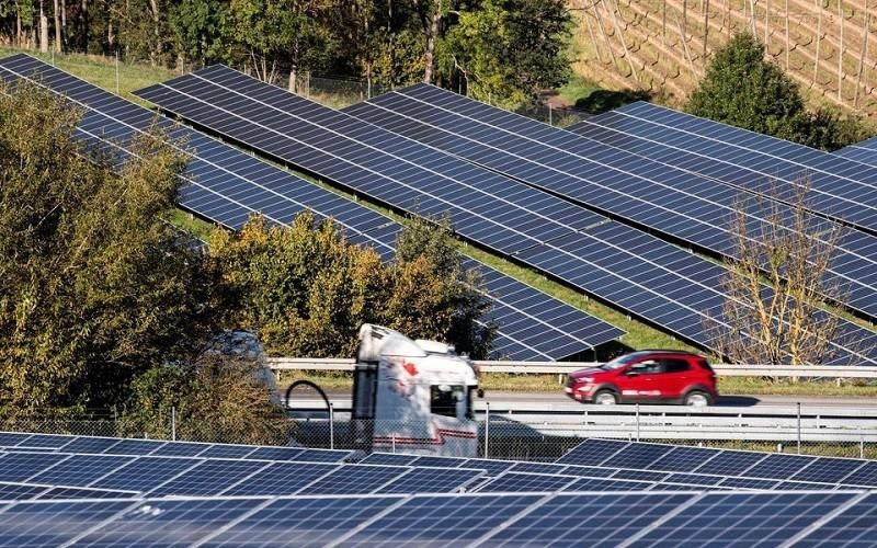 Một nhà máy điện mặt trời với các hệ thống quang điện gần Mainburg, phía tây bắc thành phố Munich, Đức, ngày 20/10/2021. (Ảnh: Reuters)