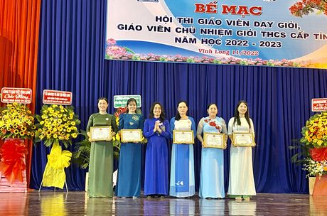 Bà Nguyễn Thị Ngọc Hà - Phó Giám đốc Sở GD - ĐT Vĩnh Long trao giải cho các GV môn Toán đạt thành tích cao. 