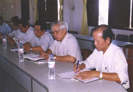 Đồng chí Võ Văn Kiệt - nguyên Thủ tướng Chính phủ (thứ 2 từ phải sang) đang làm việc với lãnh đạo tỉnh và huyện Tam Bình.Ảnh tư liệu