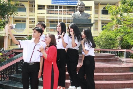 Thầy cô luôn đồng hành giúp học trò thực hiện ước mơ. Trong ảnh: Cô trò Trường THPT Võ Văn Kiệt chia sẻ niềm vui khi lớp có thủ khoa kỳ thi tốt nghiệp THPT 2022.