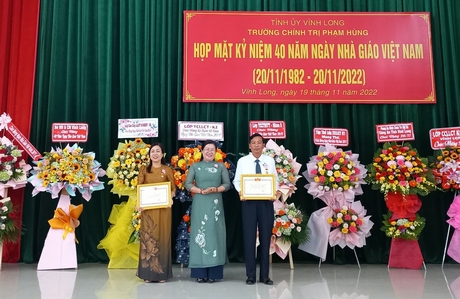Bà Nguyễn Thị Minh Trang - Ủy viên Thường vụ Tỉnh ủy, Trưởng Ban Tuyên giáo Tỉnh ủy trao danh hiệu chiến sĩ thi đua cấp tỉnh của Chủ tịch UBND tỉnh cho 2 cá nhân.