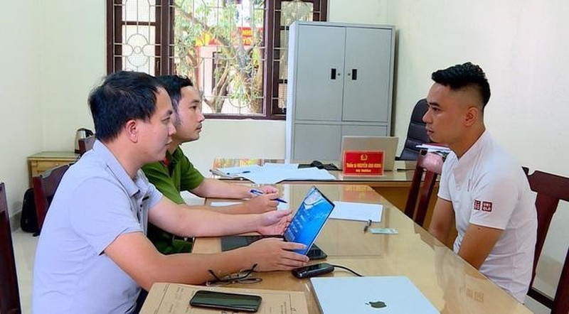 Công an tỉnh Bắc Ninh đấu tranh với đối tượng Nguyễn Duy Tùng, cầm đầu đường dây đánh bạc dưới hình thức cá độ bóng đá. (Ảnh: Bộ Công an)
