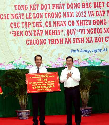 Đồng chí Võ Văn Thưởng trao bảng tượng trưng hỗ trợ Vĩnh Long 100 căn nhà đại đoàn kết cho Chủ tịch UBND tỉnh - Lữ Quang Ngời.