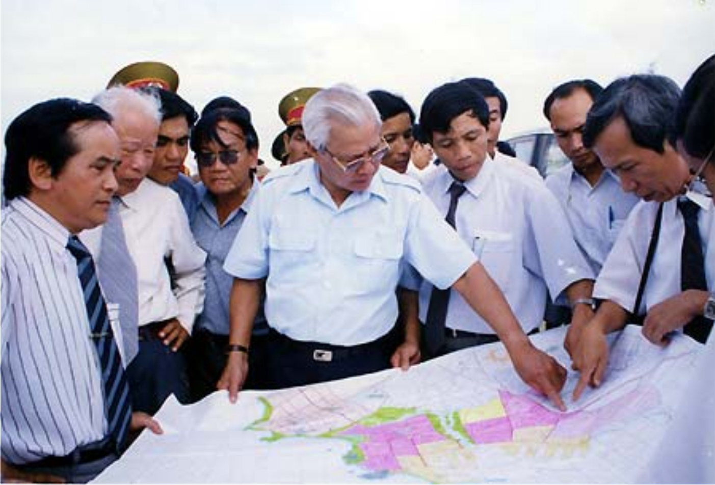 Thủ tướng Chính phủ Võ Văn Kiệt và các nhà khoa học bàn về thủy lợi cho cả ĐBSCL.Ảnh: TTXVN
