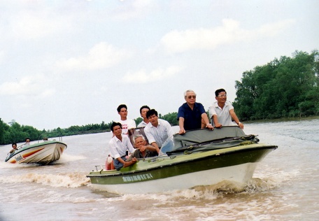 Thủ tướng Võ Văn Kiệt (áo xanh) trong một chuyến khảo sát thực địa vùng lũ tại ĐBSCL. Ảnh tư liệu