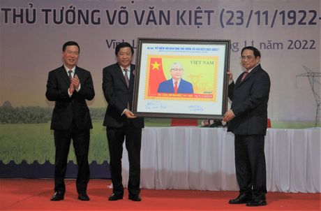 Thủ tướng Chính phủ Phạm Minh Chính tặng tranh tem cho tỉnh Vĩnh Long.