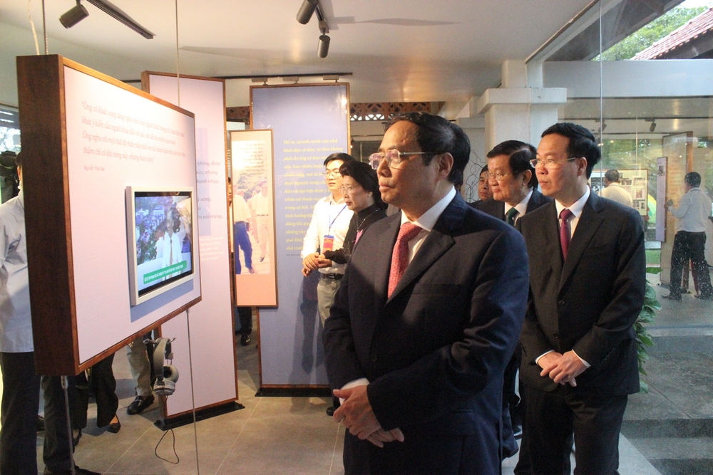 Thủ tướng Phạm Minh Chính tham quan Nhà trưng bày “Vườn ông Sáu Dân” và nghe giọng nói của nhiều nhân vật, trong đó có Thủ tướng Võ Văn Kiệt.