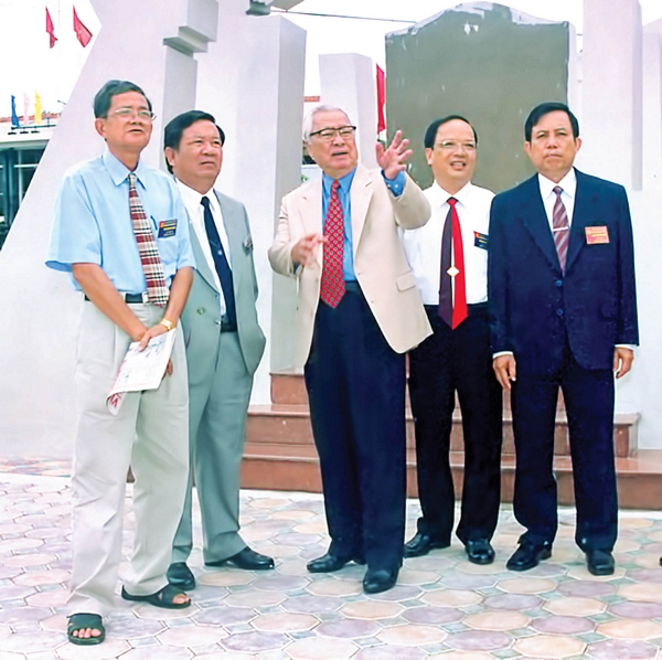 Thủ tướng Võ Văn Kiệt (người đứng giữa) trao đổi cùng lãnh đạo tỉnh Vĩnh Long. Ảnh: TL