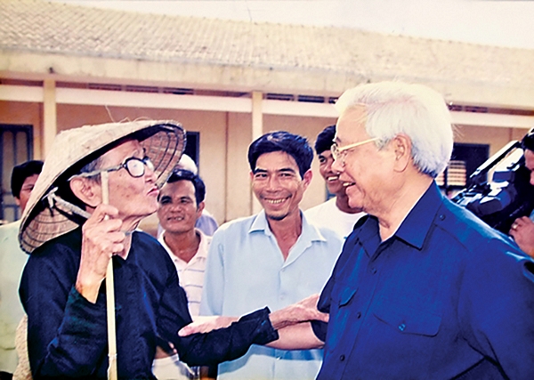 Thủ tướng Võ Văn Kiệt thăm hỏi bà con nông thôn. Ảnh: TL