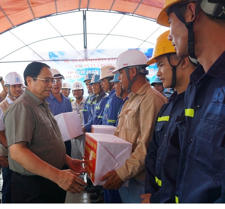 Thủ tướng Phạm Minh Chính tặng quà các công nhân làm việc tại công trường