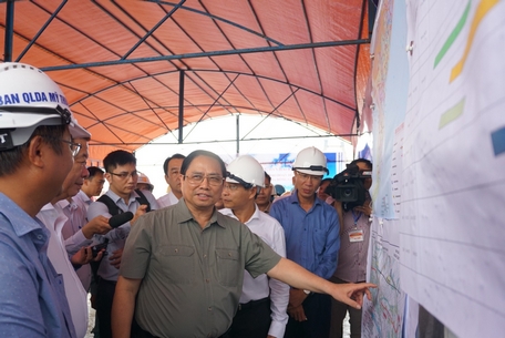 Thủ tướng Phạm Minh Chính kiểm tra công tác thi công dự án xây dựng cầu Mỹ Thuận 2 và đường dẫn hai đầu cầu.