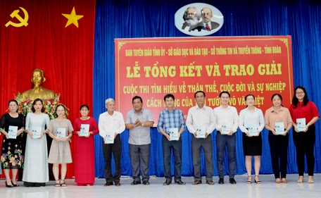 Tặng sách “Nhân dân Vĩnh Long với Thủ tướng Chính phủ Võ Văn Kiệt” cho các thí sinh có bài cảm nhận tiêu biểu.