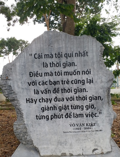 Câu nói khắc trên đá trong khuôn viên Khu lưu niệm Thủ tướng Võ Văn Kiệt ở huyện Vũng Liêm.