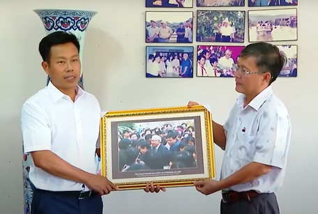 GS.TS Lê Quân tặng ảnh Thủ tướng Võ Văn Kiệt đến thăm ĐH Quốc gia Hà Nội cho Khu lưu niệm.