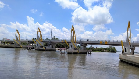  Cống Vũng Liêm - công trình thủy lợi lớn, tiêu biểu của huyện Vũng Liêm, của tỉnh Vĩnh Long đang vận hành, khai thác hiệu quả.