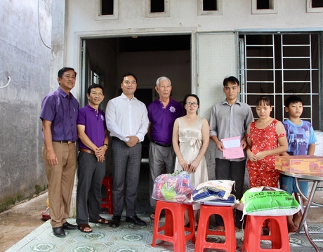 Nhóm thăm hỏi, tặng quà cho gia đình anh Nguyễn Quốc Vũ (thị trấn Long Hồ).