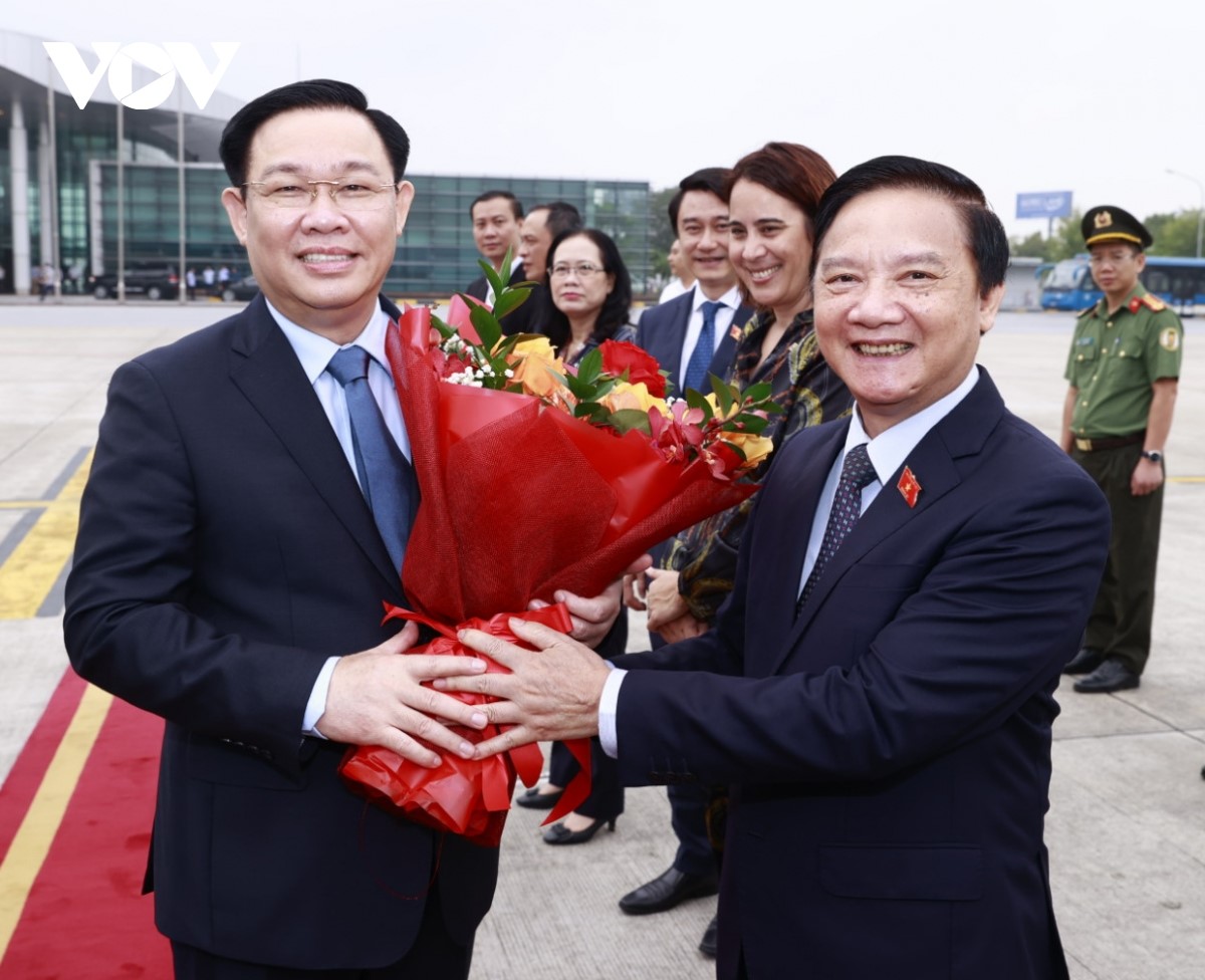 Phó Chủ tịch Quốc hội Nguyễn Khắc Định tặng hoa tiễn đoàn tại sân bay