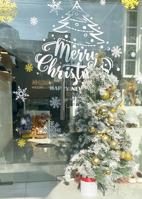 Nhiều cửa hàng đã bắt đầu trang trí cửa kính và trưng bày cây thông Noel.