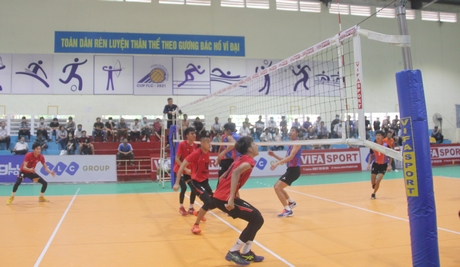 Đội bóng chuyền nam (bên trái) thi đấu tại giải các đội mạnh quốc gia năm 2021.Ảnh minh họa