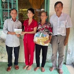 Trao tiền bạn đọc giúp chị Nguyễn Thị Nhị