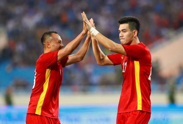 Tiến Linh (phải) ăn mừng sau khi giúp tuyển Việt Nam gỡ hòa trước Dortmund - Ảnh: NGUYỄN KHÁNH
