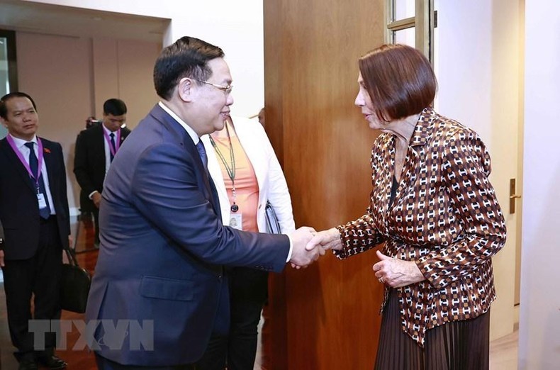 Chủ tịch Quốc hội Vương Đình Huệ với Chủ tịch Thượng viện Sue Lines. (Ảnh: TTXVN)