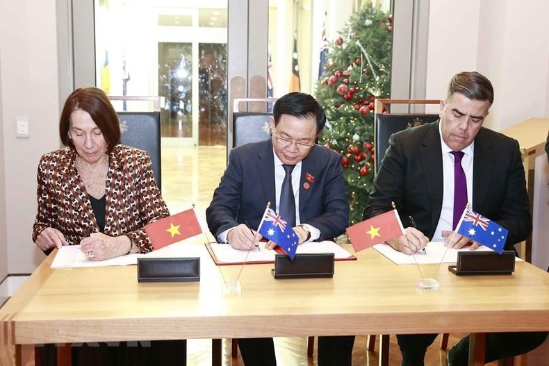 Chủ tịch Quốc hội Vương Đình Huệ ký Thỏa thuận hợp tác giữa Quốc hội Việt Nam và Nghị viện Australia với Chủ tịch Thượng viện Sue Lines và Chủ tịch Hạ viện Milton Dick. (Ảnh: TTXVN)