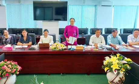 Bà Nguyễn Thị Quyên Thanh - Phó Chủ tịch UBND tỉnh trao đổi thông tin về hoạt động báo chí trong tỉnh.
