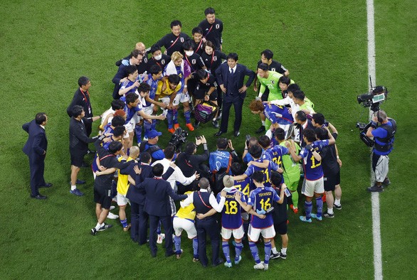 HLV Moriyasu và các cầu thủ đội tuyển Nhật Bản sau chiến thắng lịch sử trước Tây Ban Nha - Ảnh: REUTERS