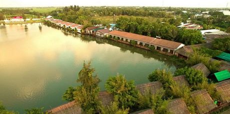 Khu resort - nghỉ dưỡng ở Hồ Nam được xây dựng bao quanh hồ nước ngọt, với cảm hứng từ phong cách của công tử Bạc Liêu. Ảnh: @ Hồ Nam Resort
