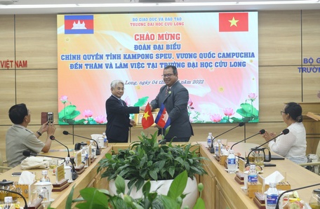 Dịp này tỉnh Kampong Speu đã trao tặng bằng khen cho 8 cán bộ lãnh đạo Trường ĐH Cửu Long có nhiều cống hiến trong việc đào tạo nguồn nhân lực cho tỉnh, thúc đẩy mối quan hệ hợp tác giữa hai đất nước.
